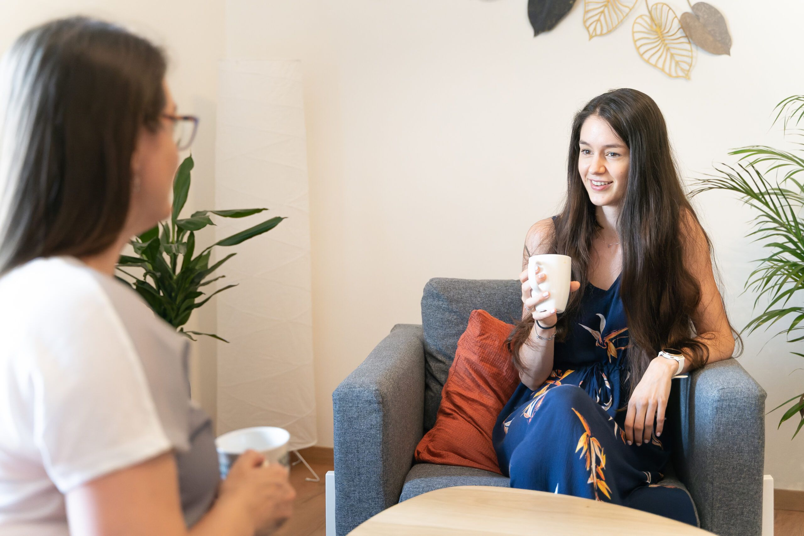 Ein moderner einladender Raum der Gemeinschaftspraxis "Platz für dich" in Graz - Am Foto sieht man zwei Frauen im vertrauten Gespräch
