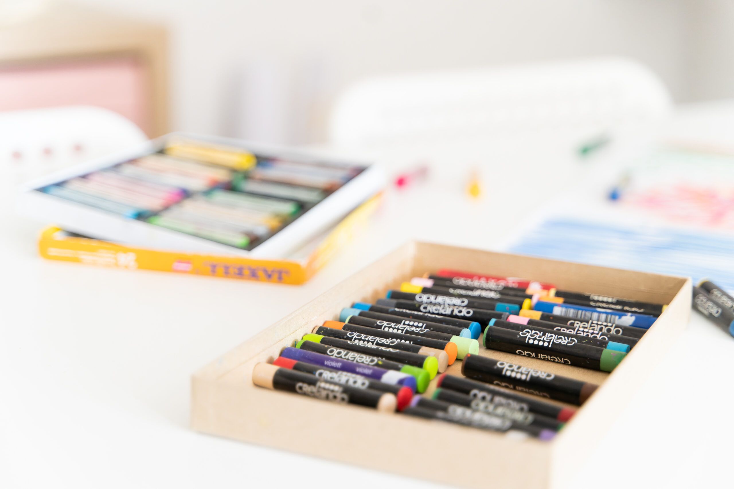 Ein moderner einladender Raum der Gemeinschaftspraxis "Platz für dich" in Graz