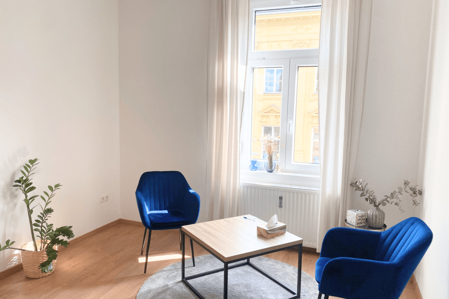 Ein moderner einladender Raum der Gemeinschaftspraxis "Platz für dich" in Graz