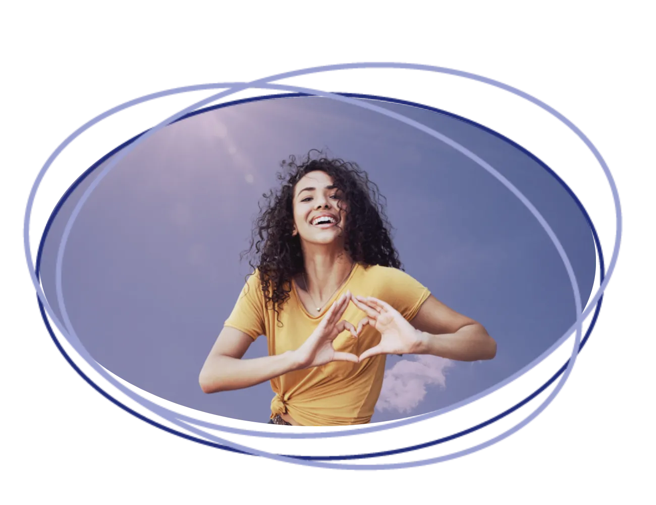 Eine glückliche strahlende Frau die mit ihren Händen ein Herz bildet